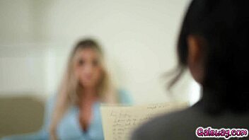 Η Vanessa Sky και η Kayley Gunner μοιράζονται έντονη οικεία έλξη.