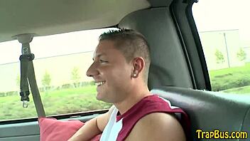 Zaljudeni hetec dobi trdo nagačen od geja v hardcore akciji