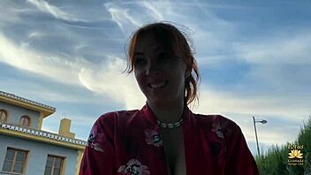 mujer tetona me la chupa en la piscina y nuestro amigo mira