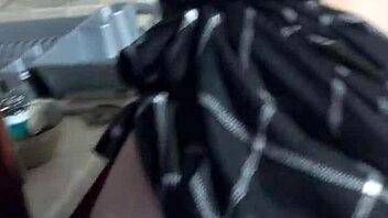 Vroča MILF namiguje na jebanje na mizi, škuri z velikimi igračami v domačem posnetku