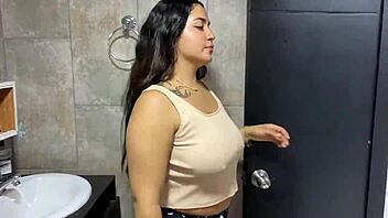 nada como llegar de trabajar ayudarla con su dildo y venirme en su cara