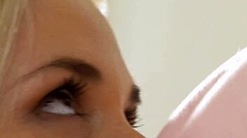 النادلة الساخنة سارة فانديلا فضولية على ليزبيان؟