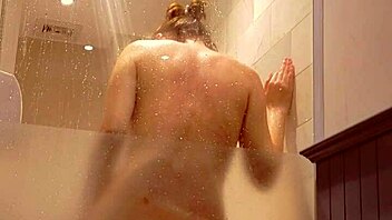 Vợ ẹp bị ịt trong phòng tắm với cumshot cum in mouth fucking.