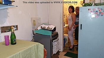 Nicole Cozinha pro Myke Brazil e Oferece Bunda e Boceta Apertadas. Veja a Brincadeira Selvagem!