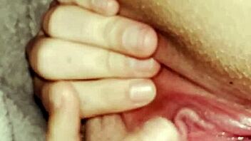 Razvlačim svoju debelu obrijanu pičku pod pokrivačem da svršim