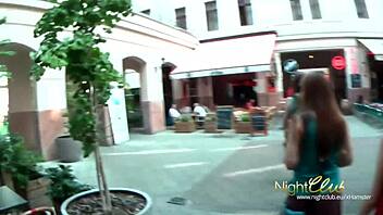 Эбони на улице в межрасовой сцене с минетом