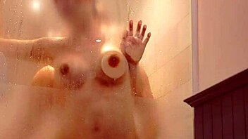 Vợ ẹp bị ịt trong phòng tắm với cumshot cum in mouth fucking.