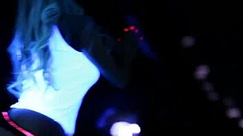 Samantha Saint masuje swoje duże cycki i cipkę