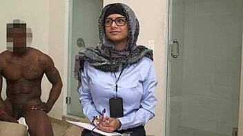 Мия Халифа делает смешные бloopers с дрочкой вместе с Тони Рубино за кулисами