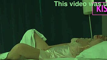 Заварена майка споделя хотелско легло и й чукат тесната путка