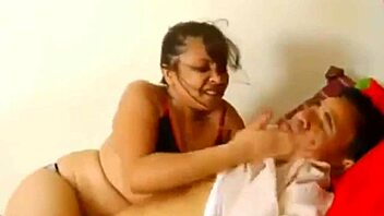 Indijska bhabhi me očarala svojim seksi šarmom. Ne mogu prestati da gledam njene pokrete! 😍