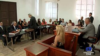 Ces belles salopes se font baiser devant le juge au tribunal