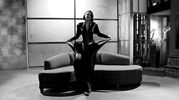 Bobbi S masturbates in sexy corset and stockings 😍