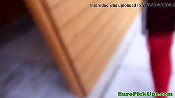 Adolescentă europeană 18+ primește șut de la un străin în timpul acțiunii sălbatice publice POV. Thrill real în aer liber!