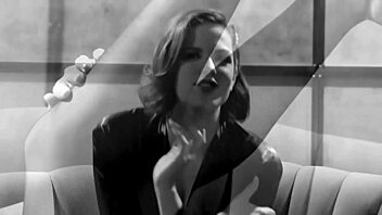 Bobbi S masturbates in sexy corset and stockings 😍