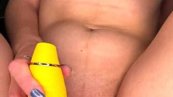 Real amateur babe masturbates pussy close-up on day 42 😊