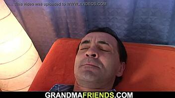 Voluptuous older woman enjoys simultaneous penetration