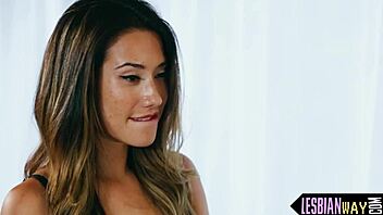 Queening lesbo gets her pussy eaten out