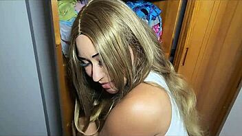 Seductive stepsister flaunts her voluptuous buttocks and experiences an explosive climax on her derriere