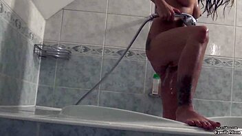 Seksi Güzellik Camilla Moon Banyoda Gizli Kamerada Amcığını Parmaklıyor