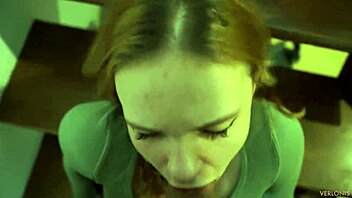 Rødhåret stesøster fast i trappa, ingen truse, klar for hard pounding!