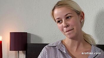 Ξανθιά Ευρωπαία Προκαλεί με Βιμπρέιτορ στα Μεγάλα Φυσικά Της Στήθη Κοντινή Λήψη