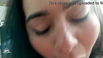 חורגת לטינה מפתיעה אותי בתחתונים סקסיים. אוננות בסלון הופכת לפנטזיות אמיתיות.