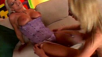 girls licking each other's pussies 😘