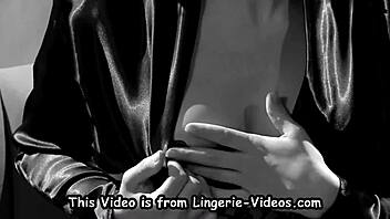 Bobbi S masturbates in sexy corset and stockings 😍