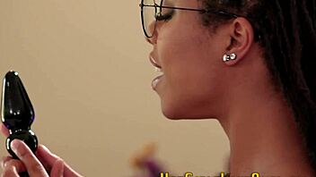 i love watching this black lesbian get her ass toyed