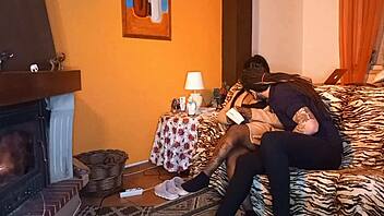 Ebony novinha da igreja lê a bíblia e leva foda pelo pau branco