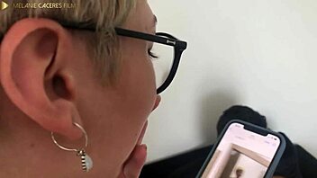 Blond colombiansk tjej poserar sexigt för heta bilder