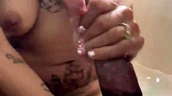 Strawberry Lulu and Druffbandit share blowjob in pool tub