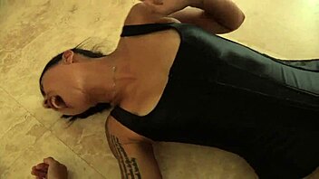 فتيات آسيويات شعر أسود ولاتينيات يلعقن مؤخرة في لعب ليزبي