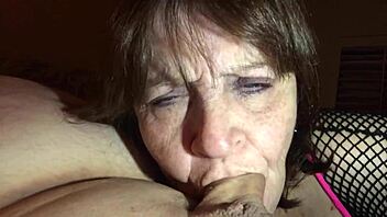 Bestemor Carmen suger kuk i nærbilde, throwback