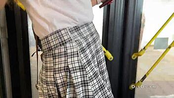 Schlampe zeigt Muschi im öffentlichen Bus vor Strandsex