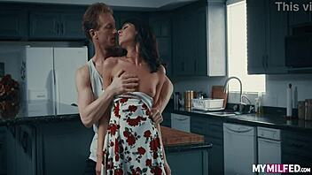 Lexi Foxy rir doggystyle med deilig cumshot