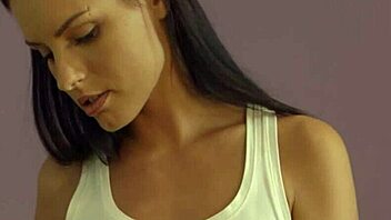 Elegant teen masturbates her wet pussy!