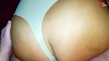 Mi madrastra folla mejor que mi novia en la cama siempre