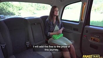 Εε, ορκίζομαι, αυτή η ψεύτικη ταξιτζού μελαχρινή την έπιασαν να καπνίζει και πλήρωσε με ένα καυτό πίπινγκ!