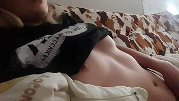 Peguei minha namorada acariciando buceta apertada de lingerie na câmera