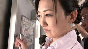人妻痴汉电车，触摸五十岁母亲，福富龙美，在狂野中出内射场景