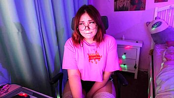 ワオ、この美しい可愛い若い18+アマチュアがバイブで喘いでウェブカム！