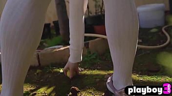 Sexy teen Hayli Sanders strips to show big beautiful ass.