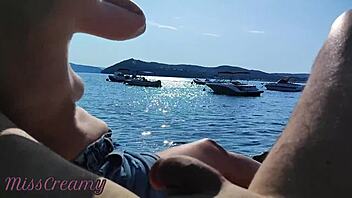 Ehi straniero, vuoi una sega da questa milf francese su spiaggia nudista in Grecia?