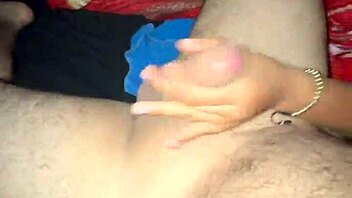 le hago una paja a mi compañero de cuarto para que se levantara y se fuera a clases