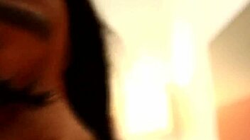 बिग अस एबोनी वाइफ टैटूज वाली डीपथ्रोट प्रो की तरह लेती है। वह अनस्टॉपेबल है!