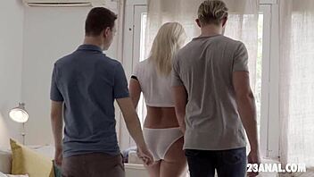 cherry kiss gets a hot threesome 😘