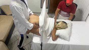 Moje žena šukána gynekologem vedle mě!