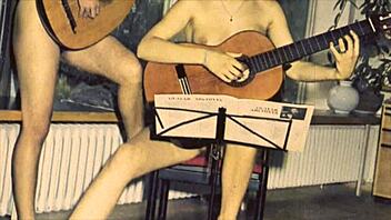 Threesome vintage oscuri a Londra dondolano selvaggi nelle ombre retro anni sessanta